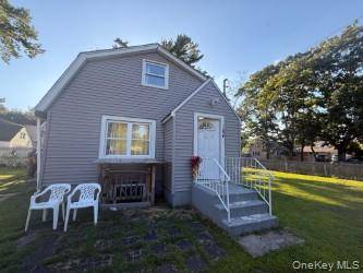 Welcome to this beautifully ranch, new Kitchen New floor, all Stainless Steel Appliances, Appearance Mint