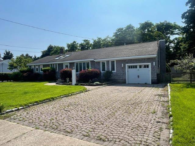 Contract Vendee listing Classic split ranch it needs minor renovation.