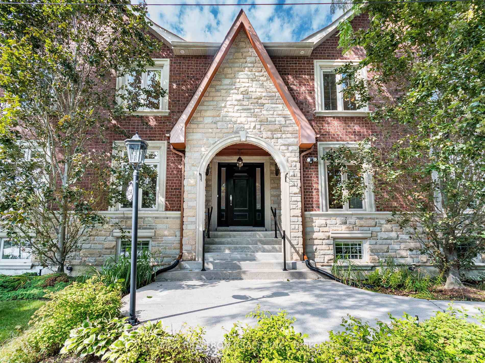 Stunning Home In A Fantastic Location !