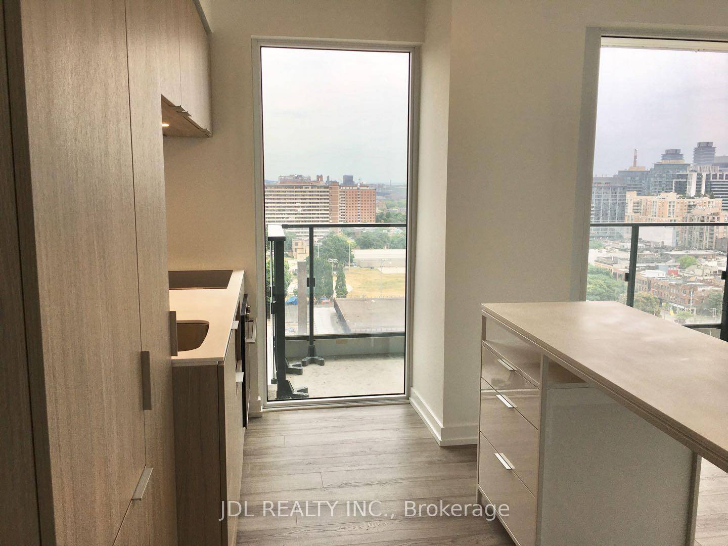 2 Bedroom And 2 Full Bathroom With Unobstructed Views And Floor To Ceiling Windows In The Heart Of Toronto Vibrant Community.