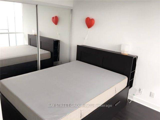 Beautiful One Bedroom amp ; A Separate Room Den.