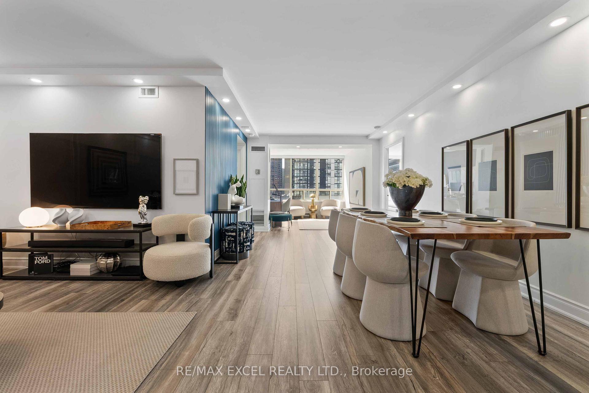 Welcome to Rodeo Walk by Tridel, a beautifully renovated, south facing 2 bedroom solarium condo suite spanning nearly 1, 300 sq.