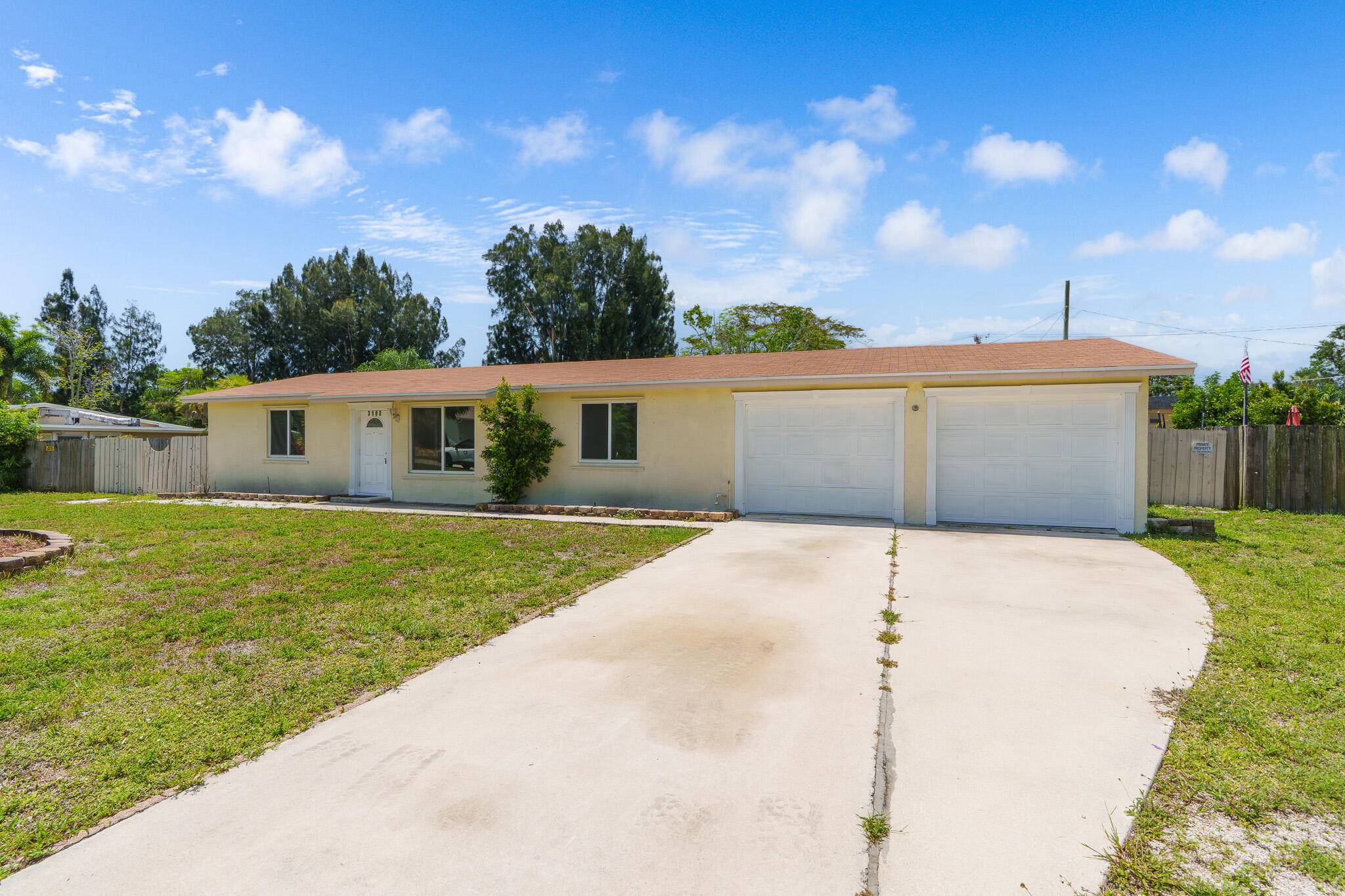 Live your Luxury in Sunny South Florida with the Simple Turn of a Key !