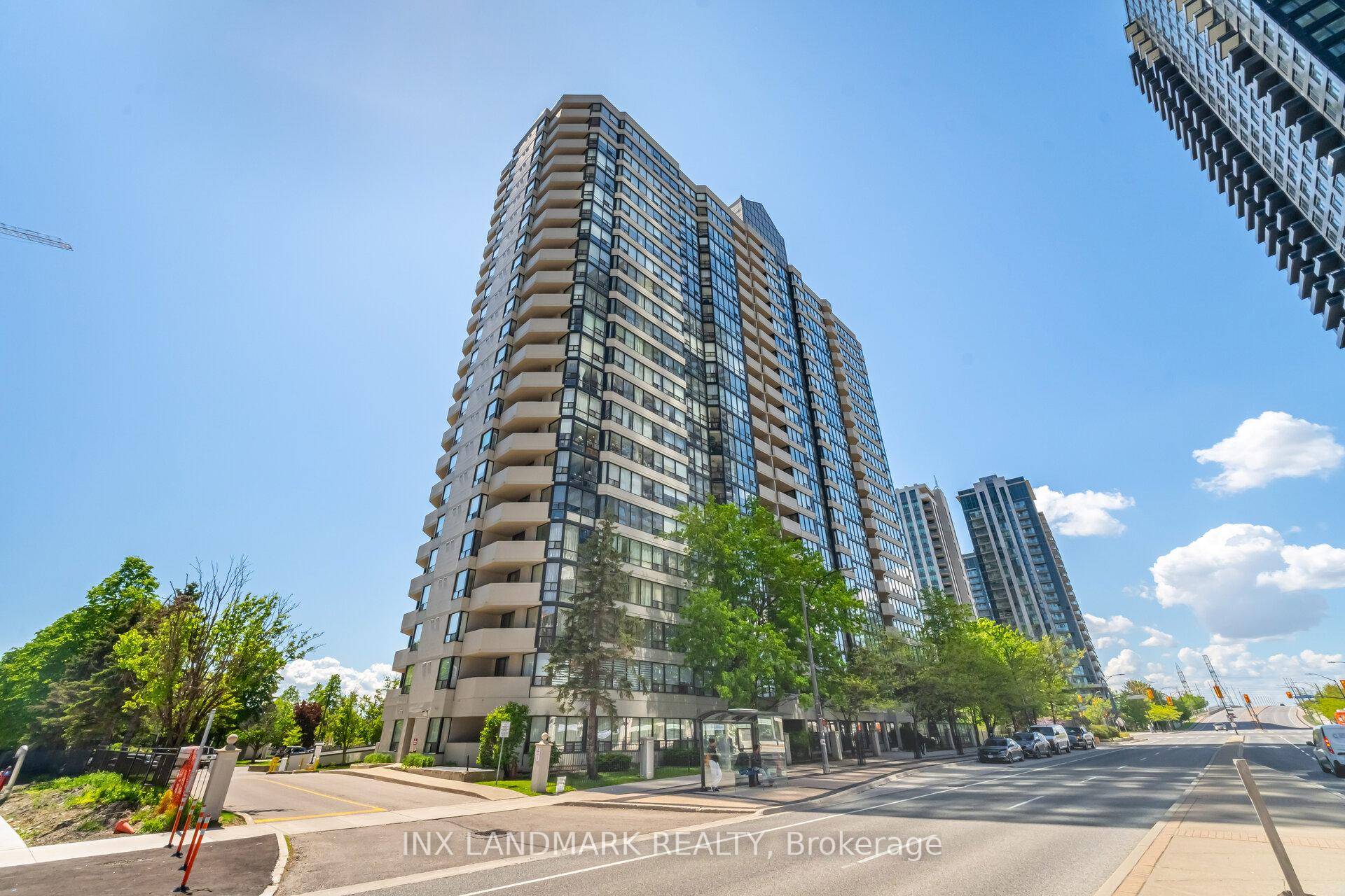 Welcome to this expansive 2 bedroom, 2 bathroom corner suite in the Mississauga Prime Location.