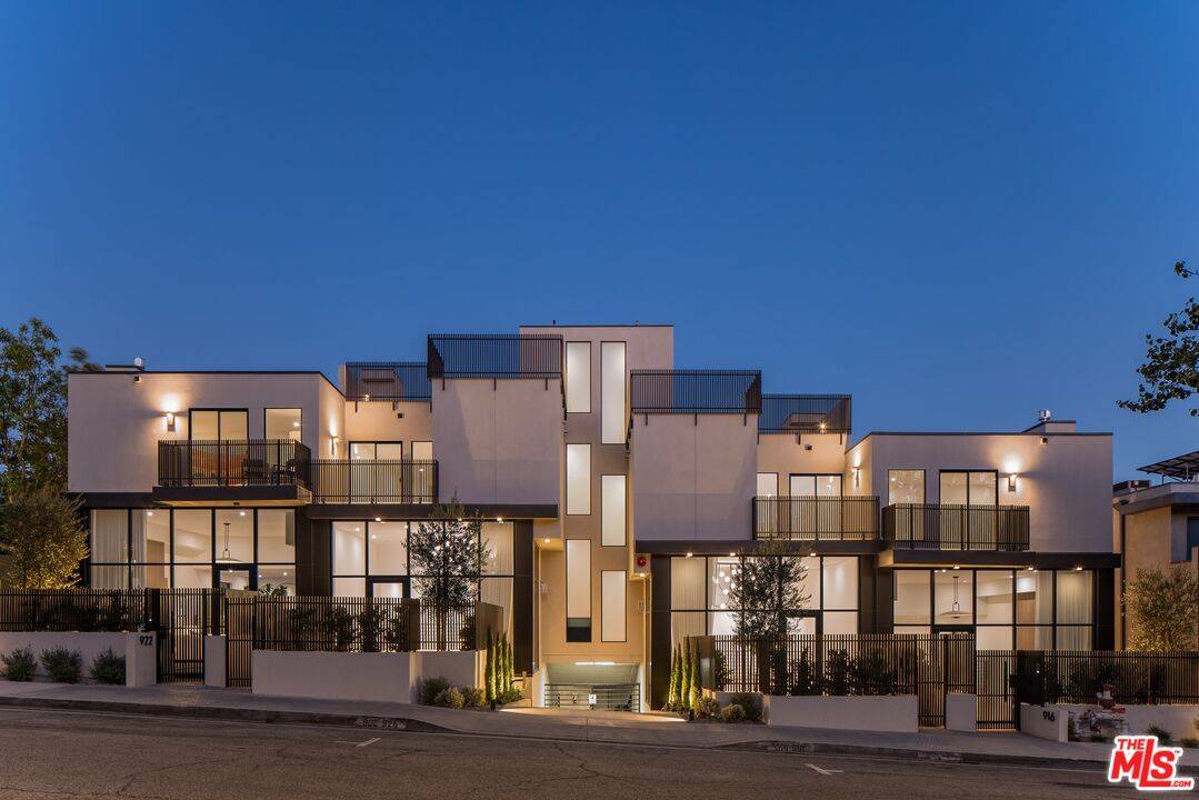 924 N West Knoll Dr 3BR Sunset Strip La