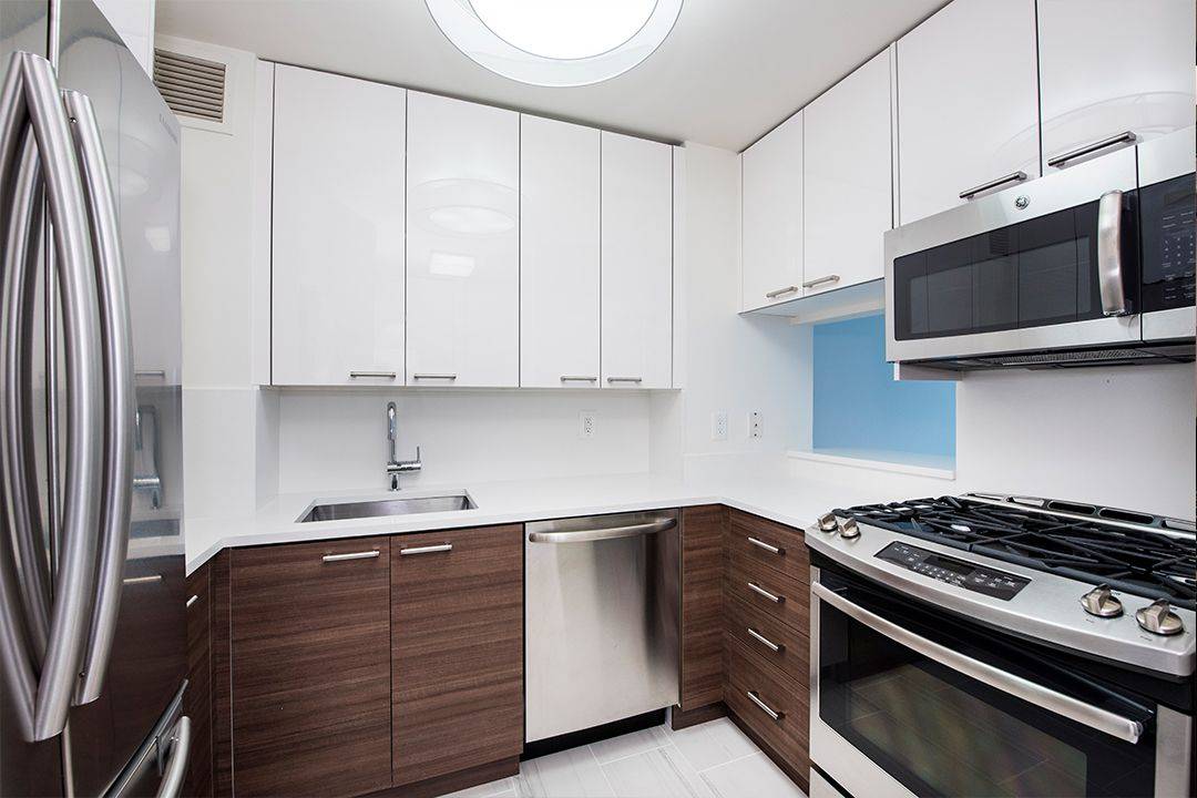Beautiful 1 bedroom with southern facing floor to ceiling windows featuring breathtaking NYC skyline views.