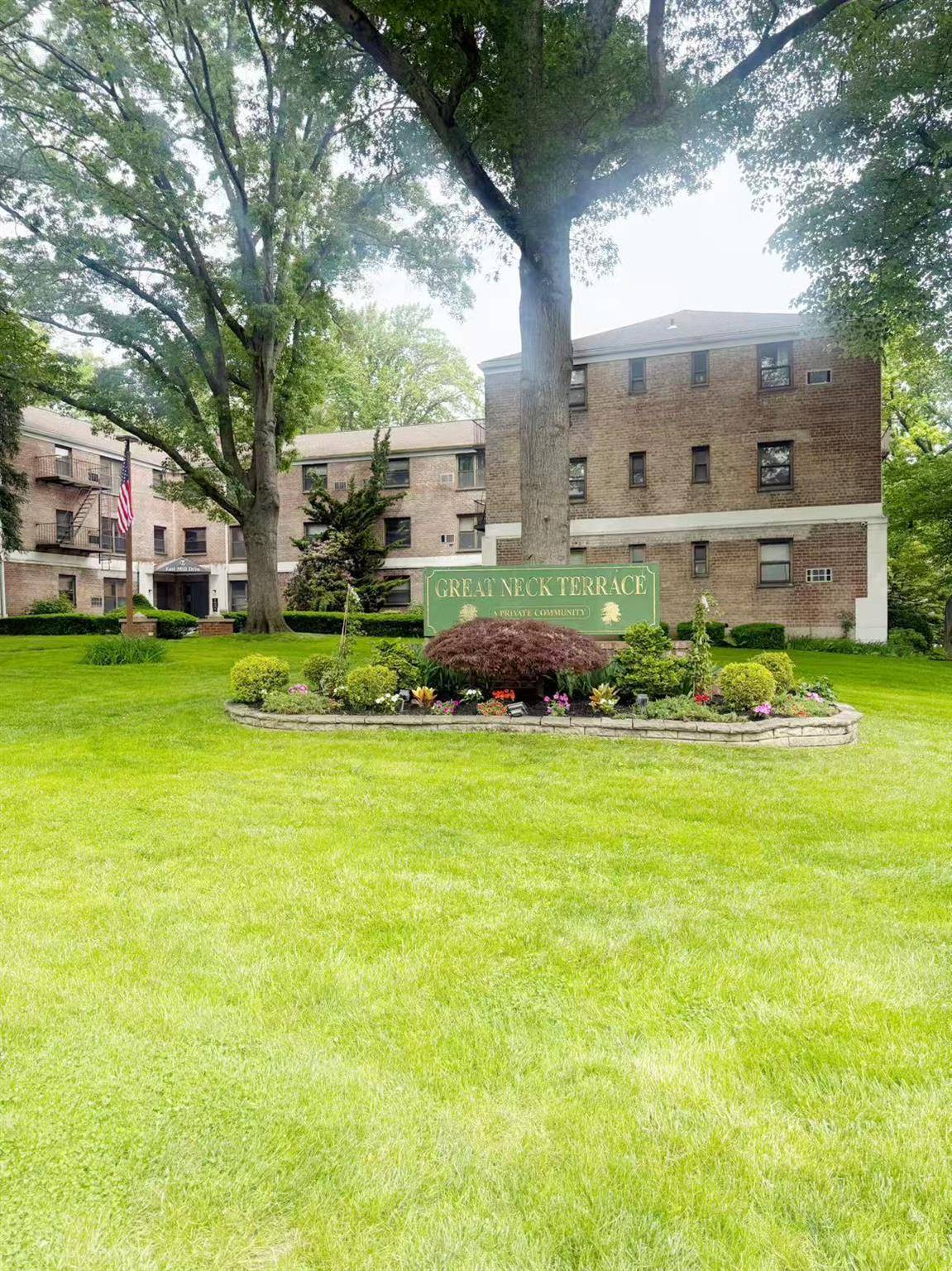 Rare 2BR Co op in Prime Great Neck Location.