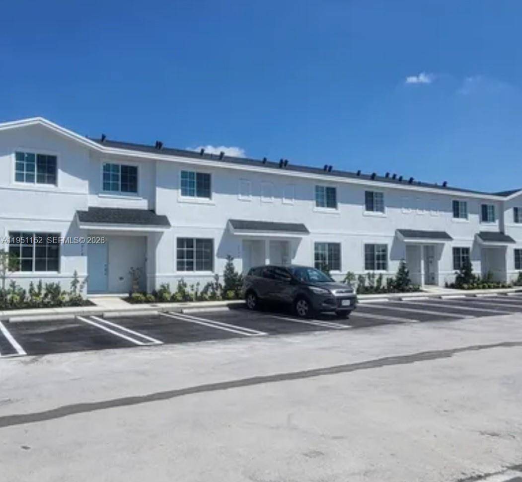 New 3 bedroom, 3 bathroom townhouse located in the heart of Florida City, completed in 2025.