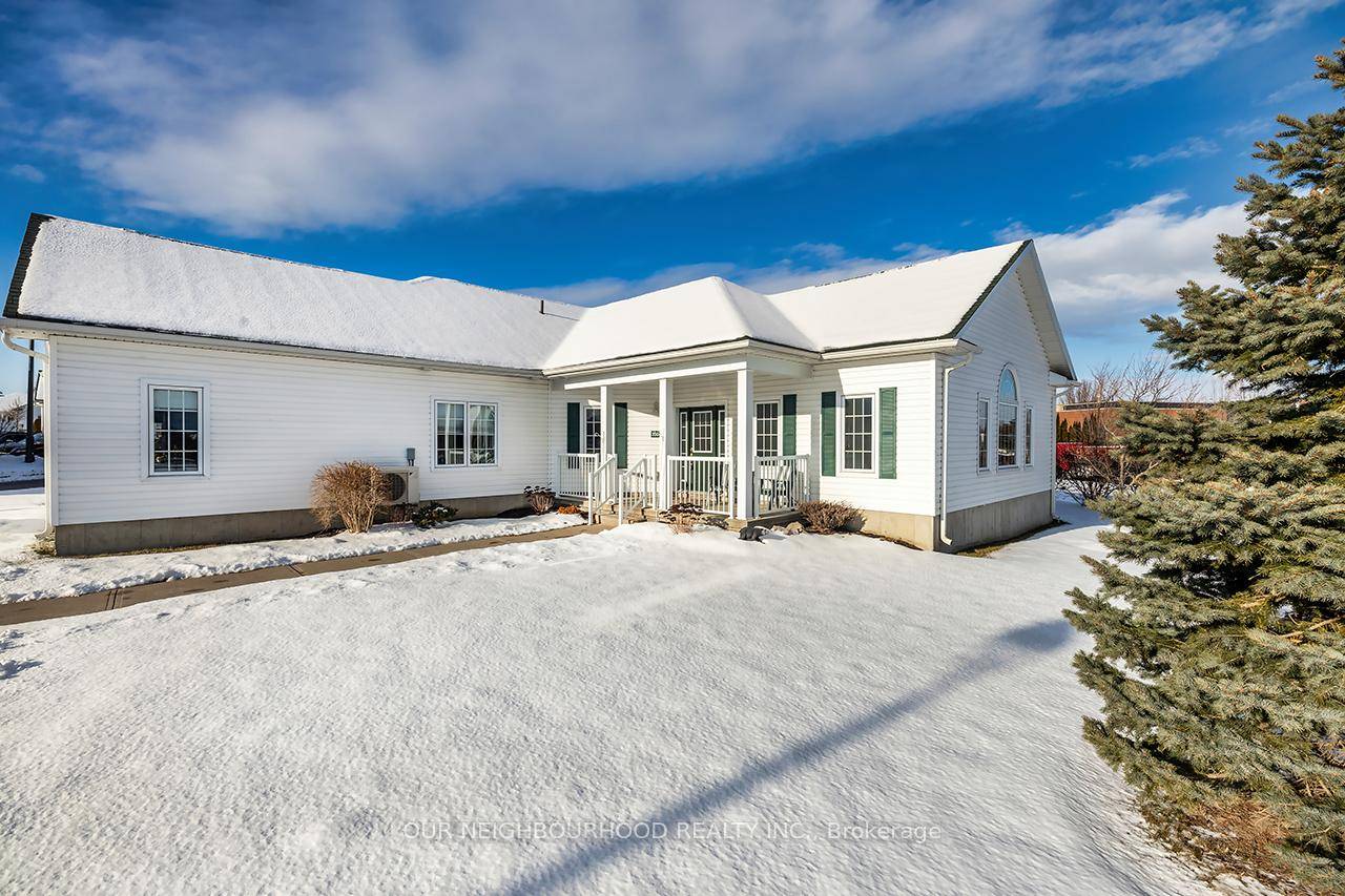 Welcome to Unit 3504 ! This unit has never been offered for sale and is situated in a prime location that provides ample natural light and privacy.