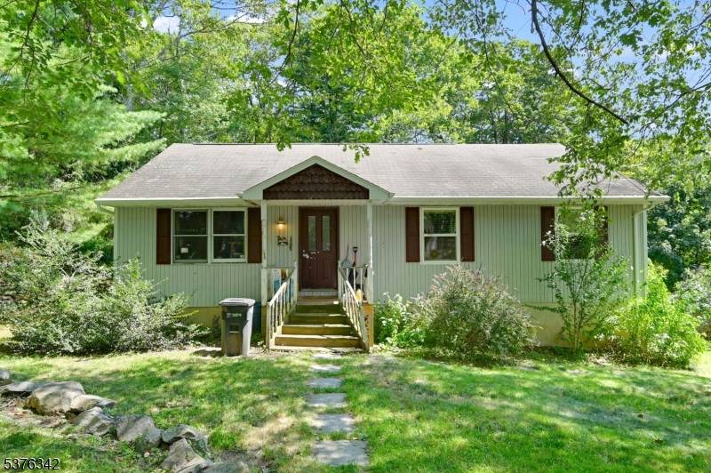 Charming Ranch In Upper Greenwood Lake With 2 Car Garage !
