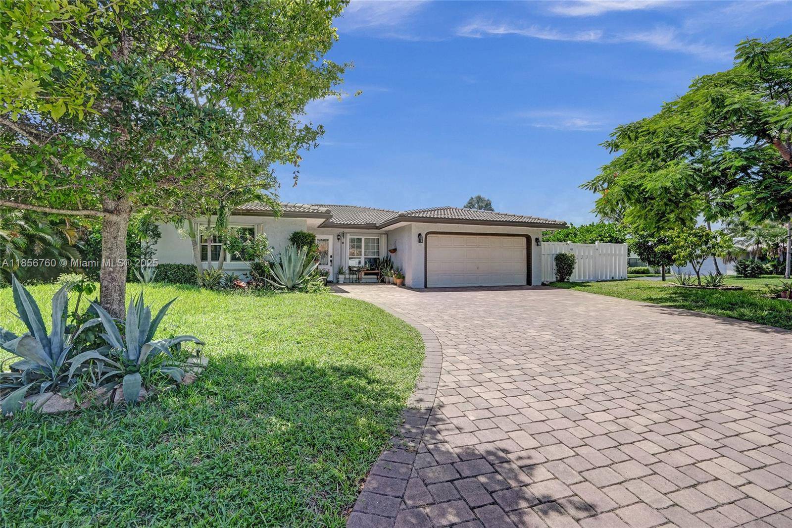 BEAUTIFUL 4 BEDROOMS 2 BATHROOMS CORNER LOT SINGLE FAMILY HOME WITH LARGE SWIMING POOL IN THE DESIRABLE NEIGHBORHOOD OF RAMBLEWOOD ; IN THE HEART OF THE CITY OF CORAL SPRINGS ...