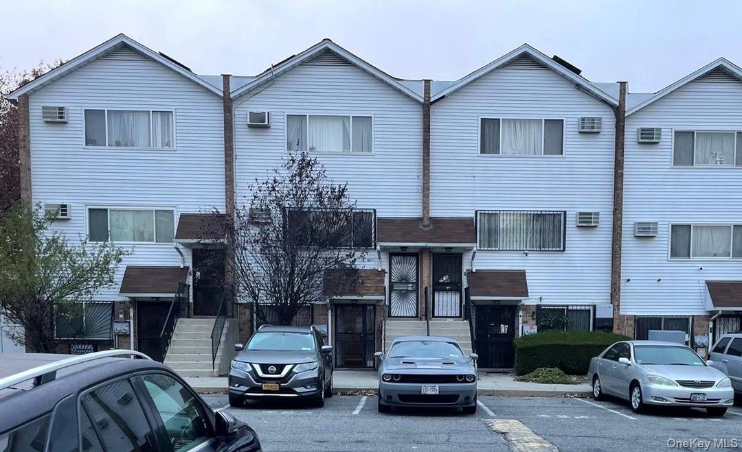 Very spacious 4 bedroom apartment located in the uniquely quiet Harding Park area of the Bronx.