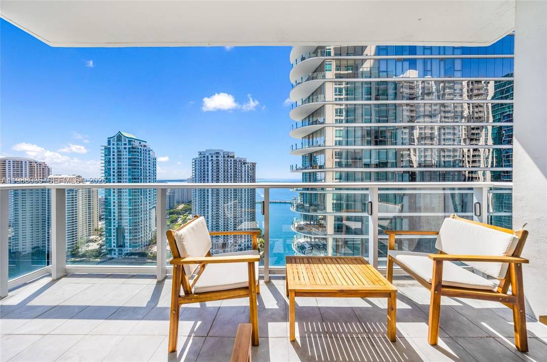 Stunning SE exposure from the 28th floor with breathtaking Biscayne Bay and Miami River views.