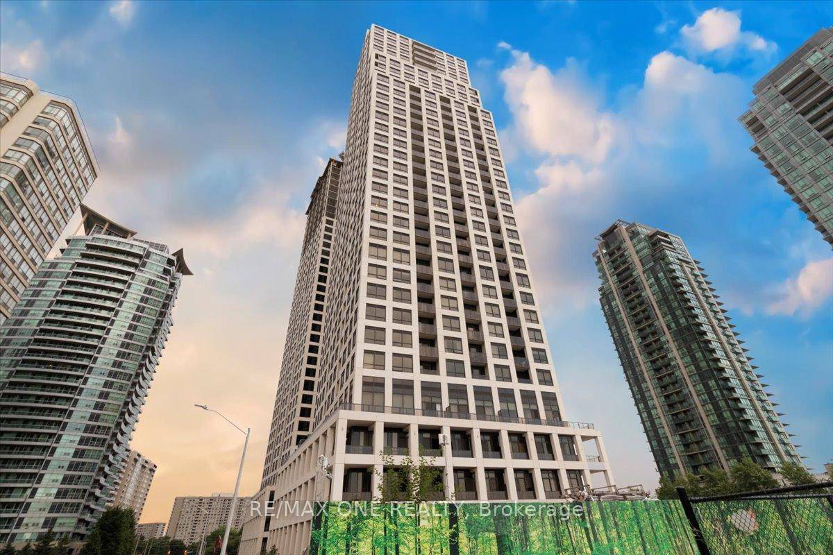 Beautiful Unit Breath Taking View, Excellent Location !