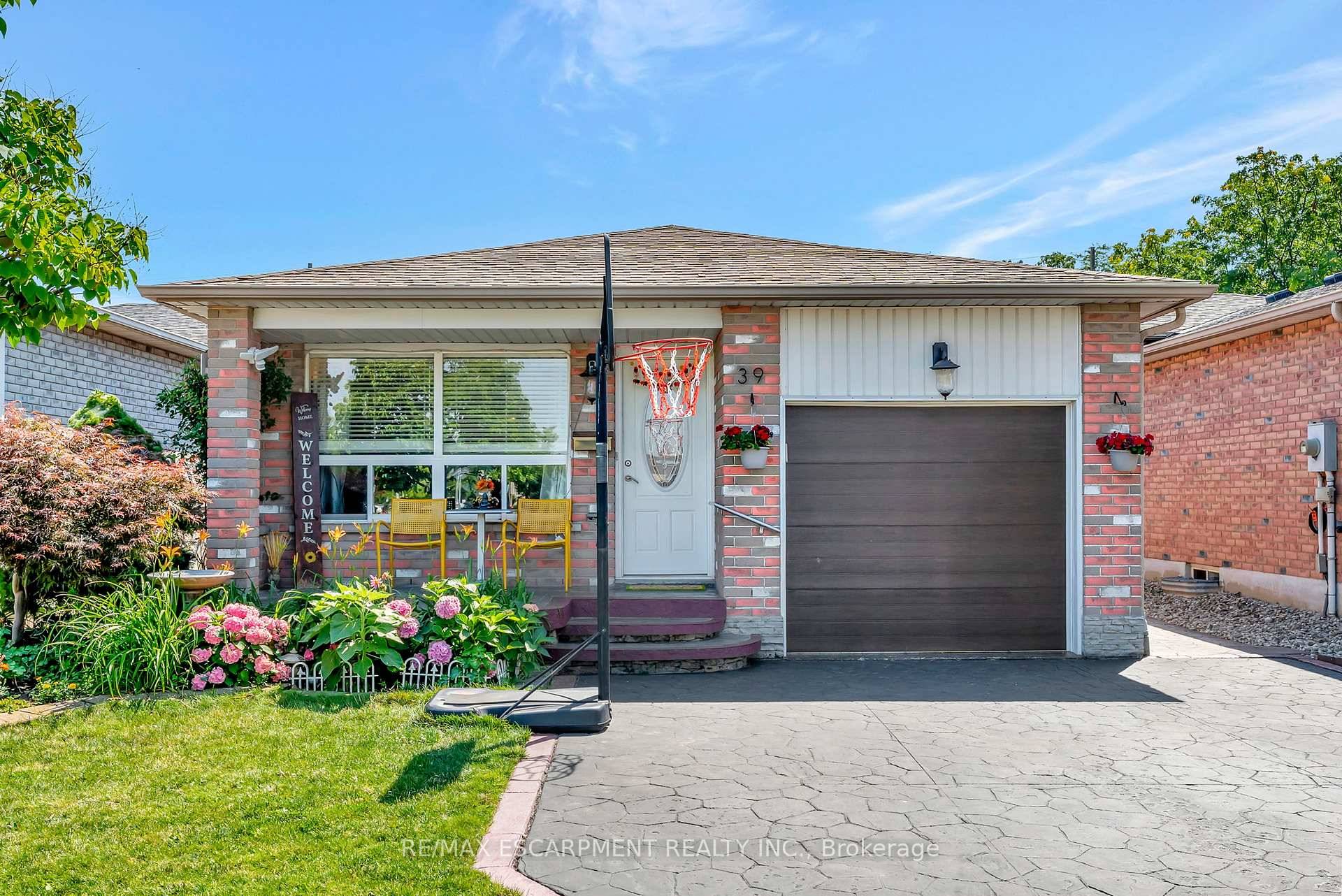 Pride of ownership shines in this beautifully maintained 4 level backsplit, ideally located near The Linc, schools, shopping, and all major amenities.