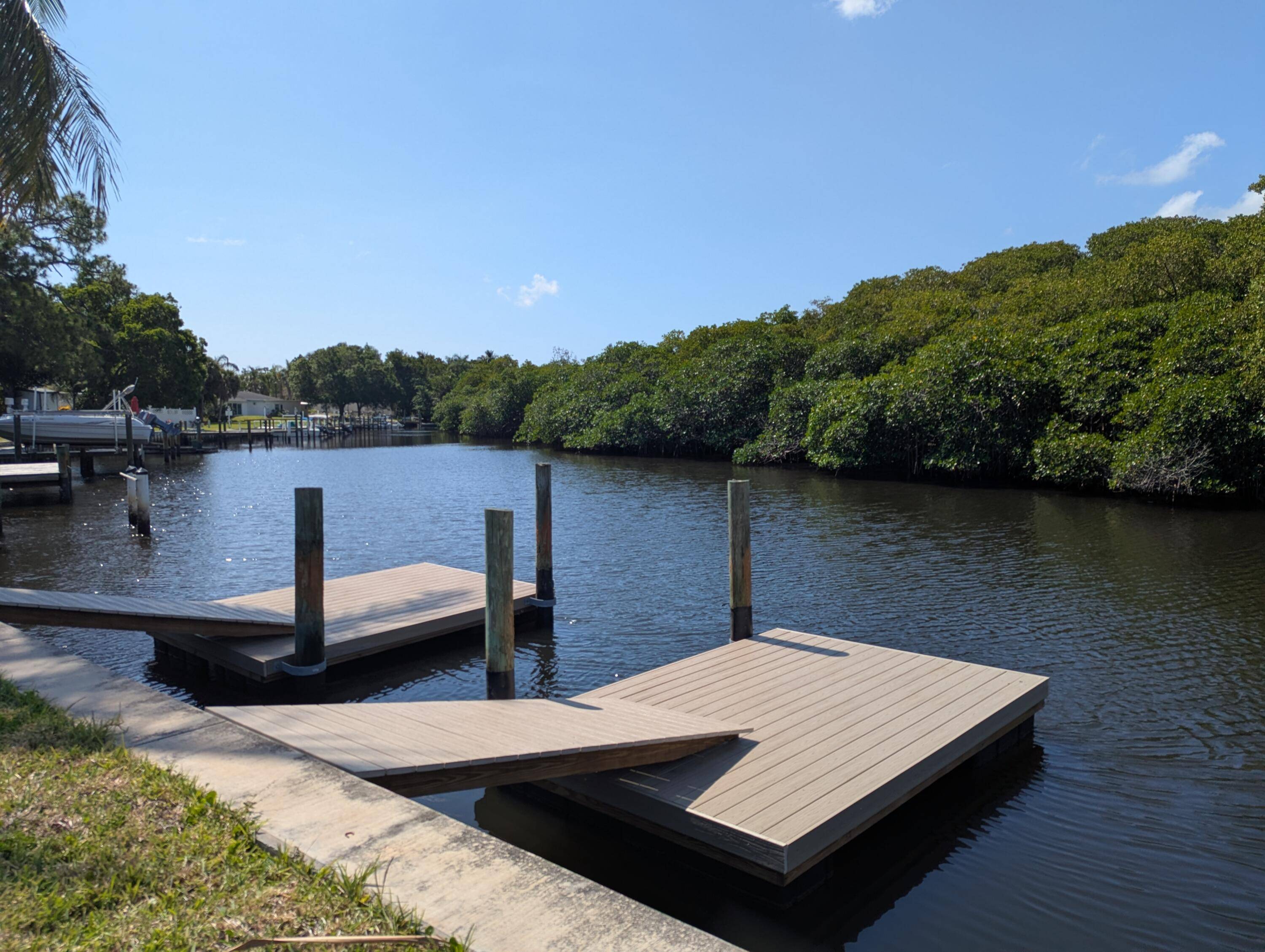 WATERFRONT HOME WITH YOUR OWN BOAT SLIP UP TO 25 FT'' BOAT and just minutes the Loxahatchee River and sand bar.