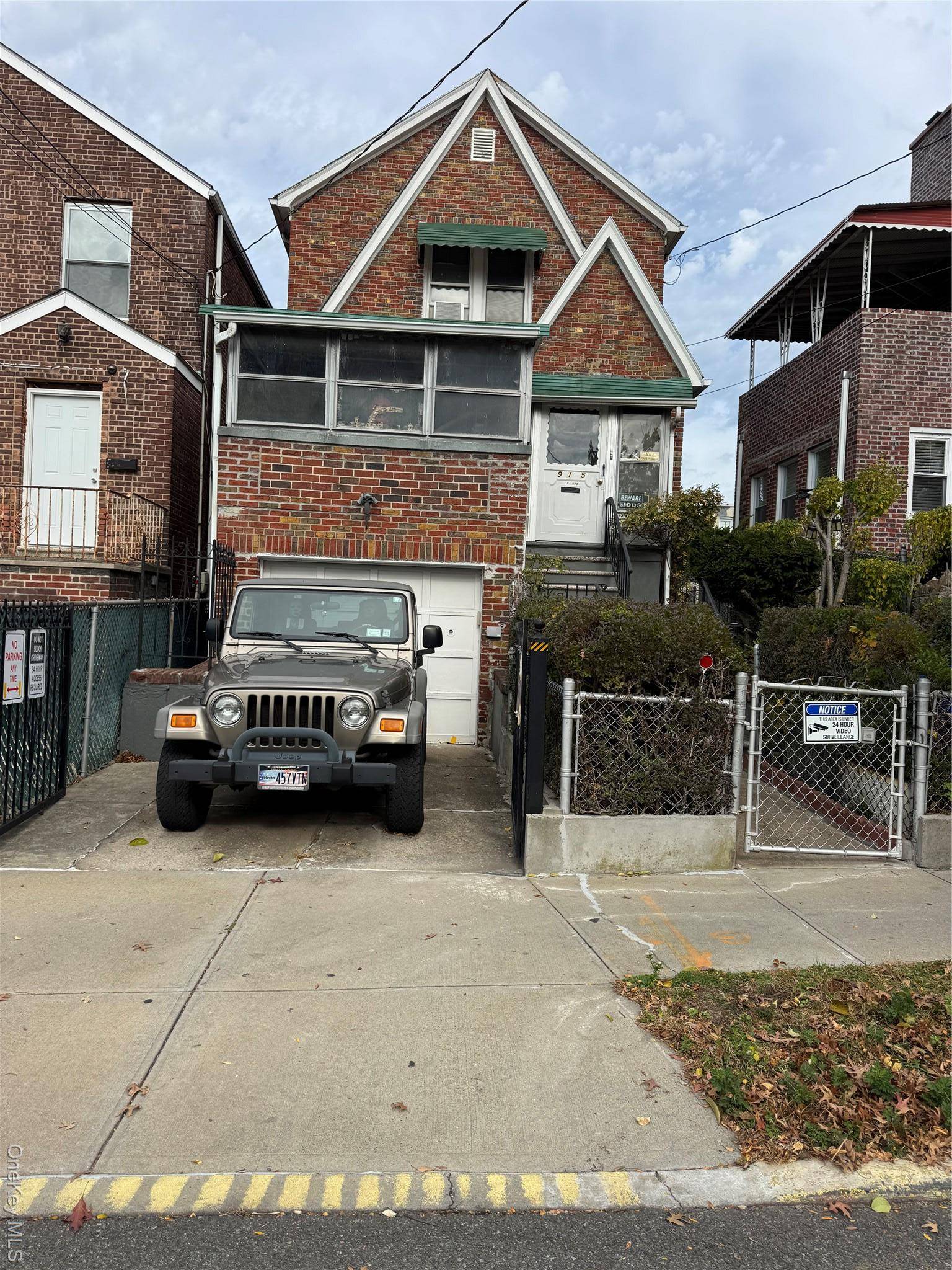 1 family home located in the Northeast Bronx, property is close to all major highway, schools, shopping, hospital so much more.