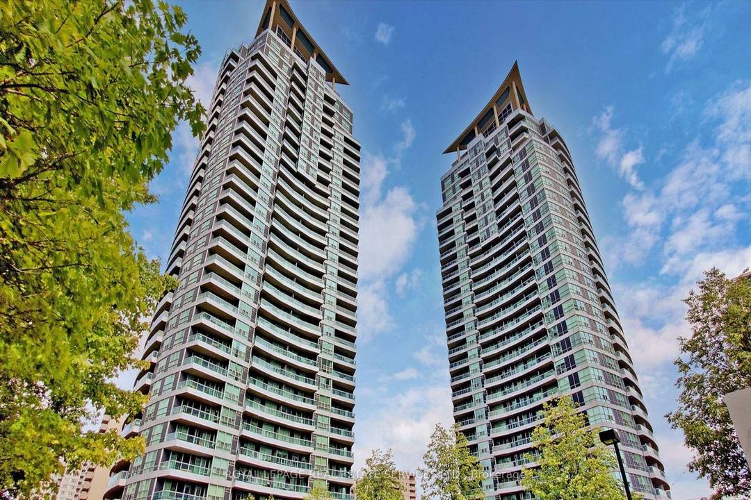 Bright And Spacious 2 Bedroom With 2 Full Bathroom Suite Featuring 9 Ft Ceilings And Breathtaking Panoramic Views Of The CN Tower And Lake Ontario.