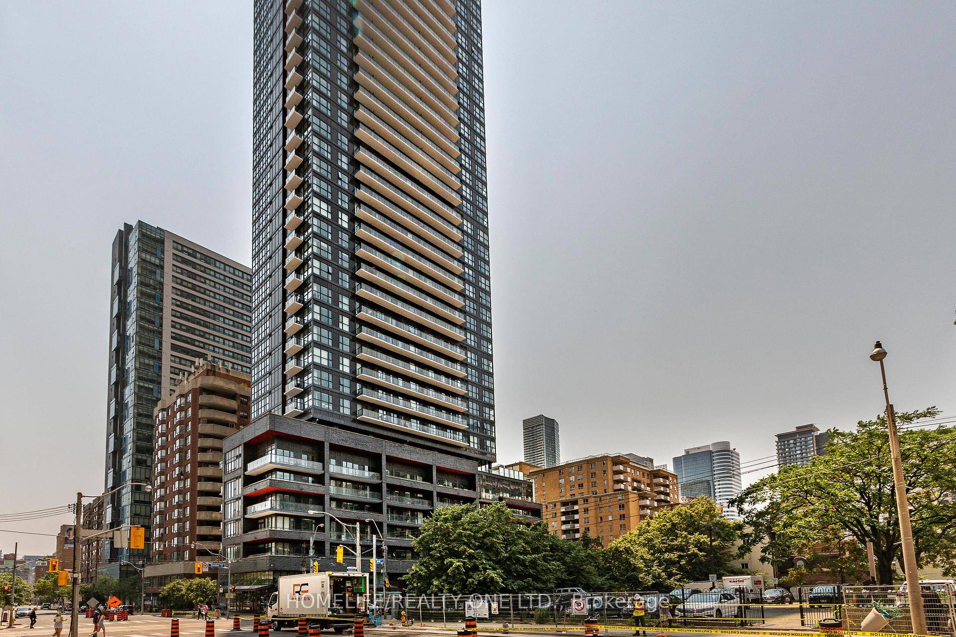 Need More Space ? This 900 Sq Ft Split Bedroom Layout Condo is ideal for sharing !