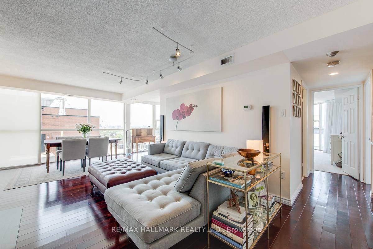 Spacious King West Condo for Lease Nearly 1200 Sq Ft of Downtown Living !