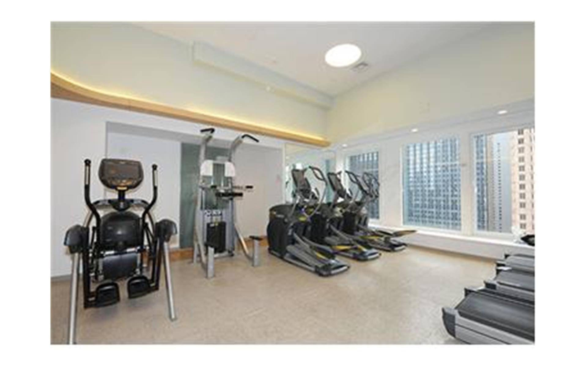Triple Mint 1 bed 1. 5 baths with an amazing brand new renovation you find in this lovely apartment on the 44th floor.