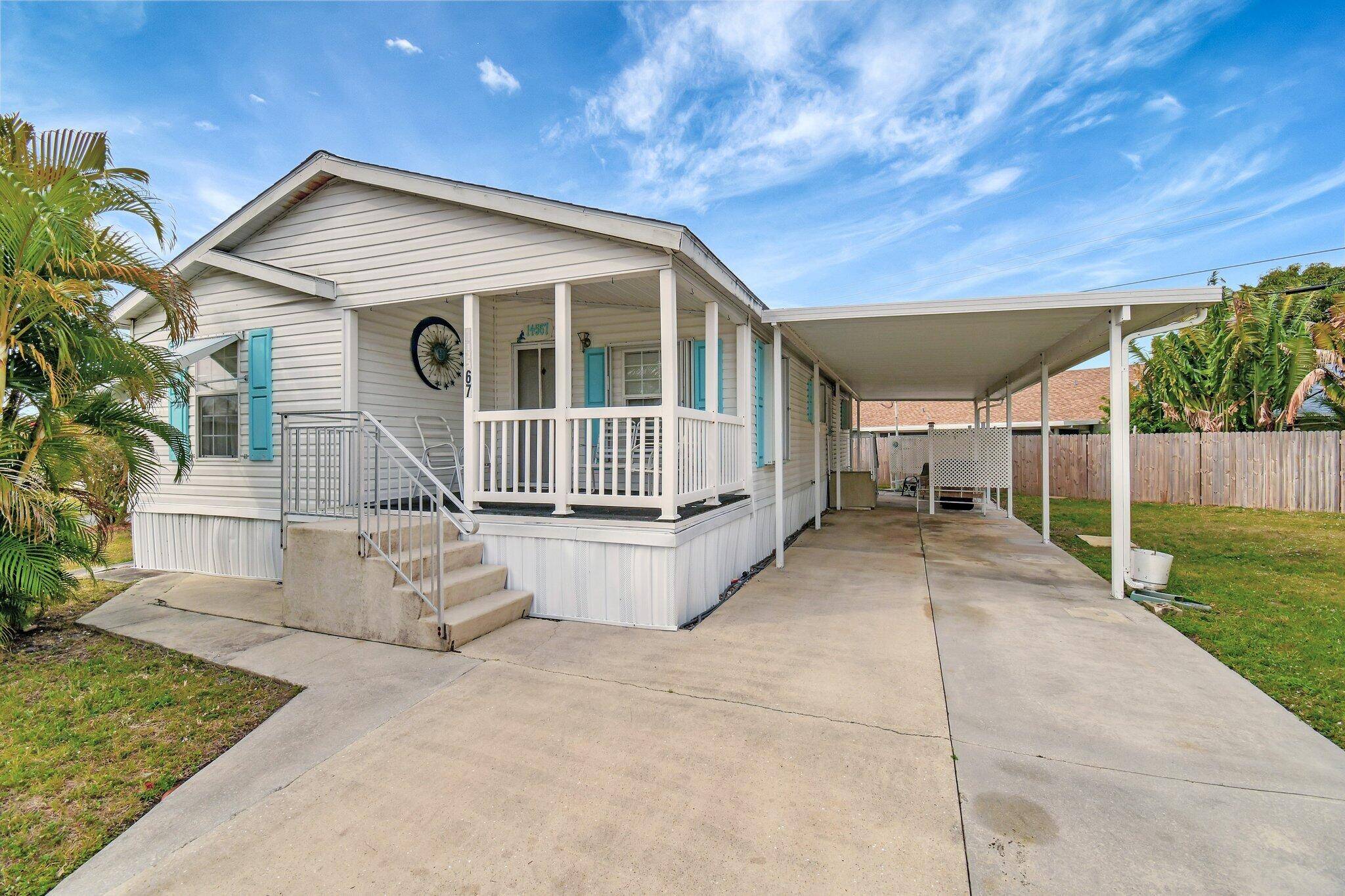 Charming 2 Bed, 2 Bath Doublewide in Sought After Highland Park !