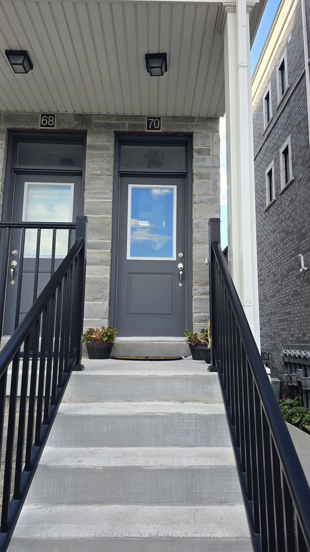 BRIGHT AND SPACIOUS 2 YEAR OLD, 2 BEDROOM TOWNHOUSE AVAILABLE FOR LEASE IN THE PRESTIGIOUS NEIGHBOURHOOD OF WATERDOWN IN HAMILTON.