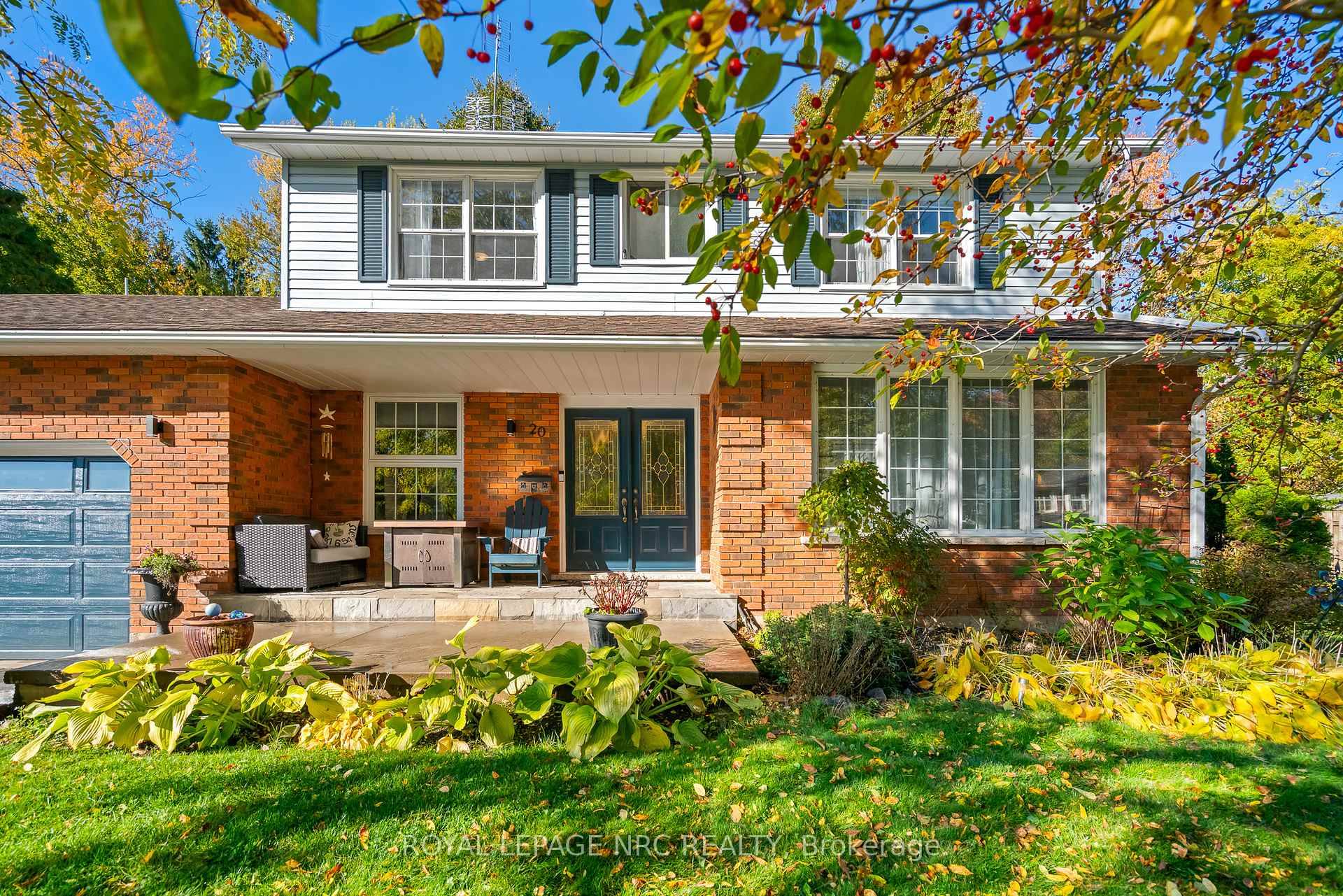 Welcome to this beautiful two storey residence, perfectly situated in one of Fonthill's most desirable and family friendly neighbourhoods.