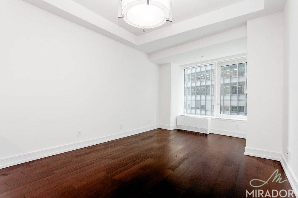 New York Plaza, a sparkling glass tower perched at the Southern tip of Manhattan, redefines elegance and sophistication among the highest quality Manhattan rental residences.