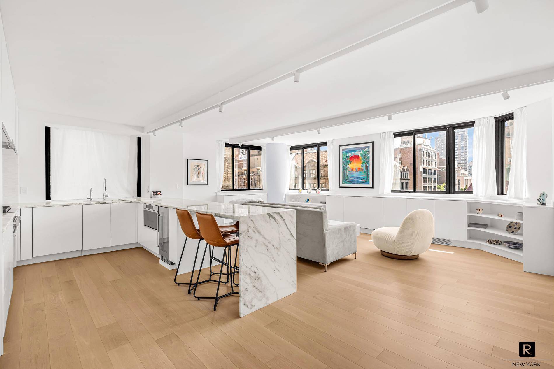 Luxurious Living in the Heart of Gramercy Park !
