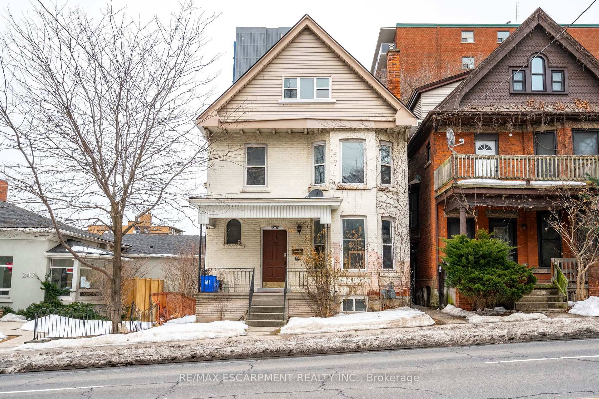Room for everyone in this spacious 1, 495 sqft, 4 bedroom apartment !
