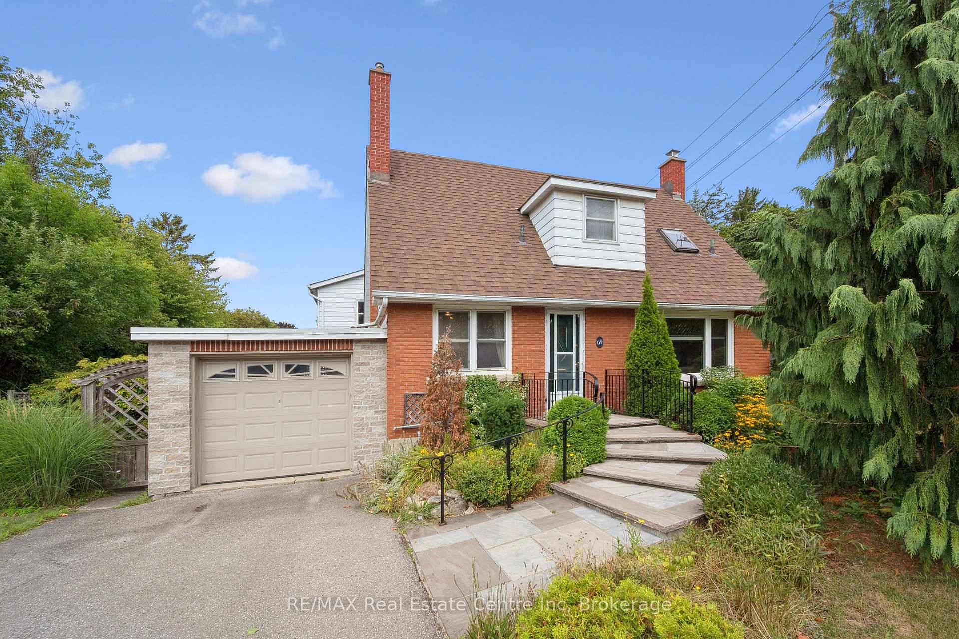 Located in Guelphs prestigious Old University neighbourhood, this 1958 built home combines solid construction with modern style.