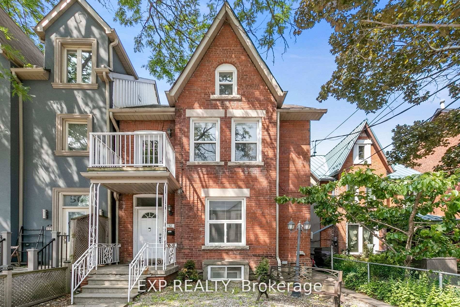 Beautiful 2 storey unit with 2 balconies !