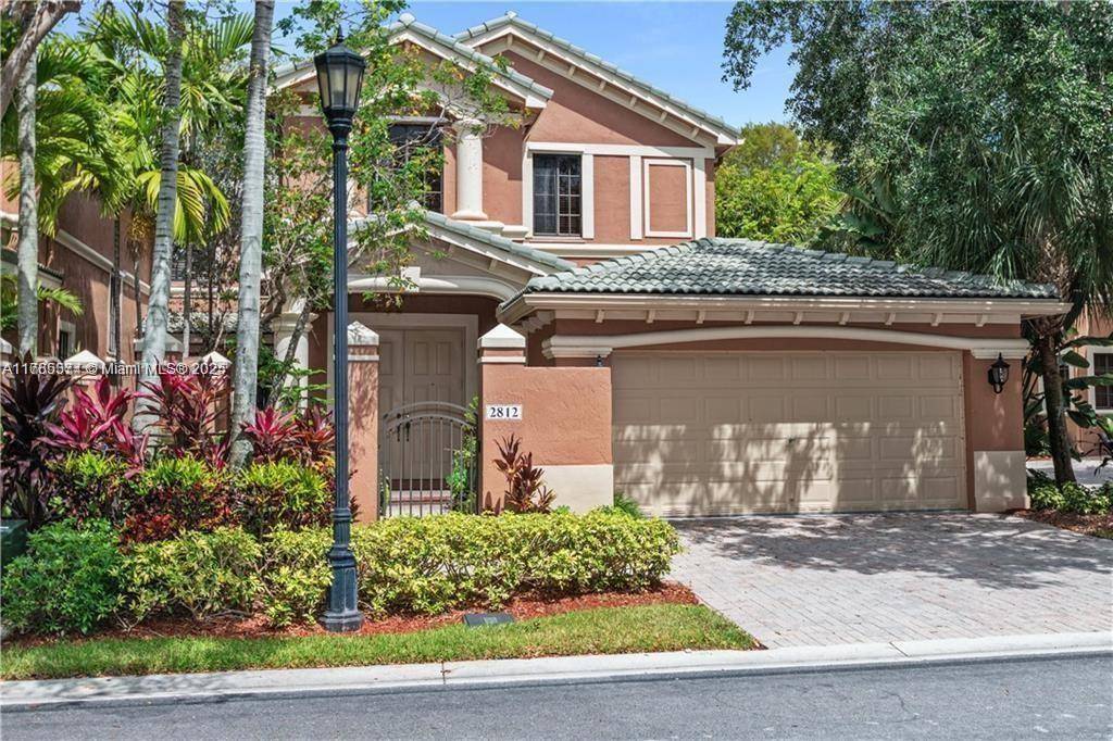 EASY TO SHOW ! PLEASE USE SHOWING ASSIST Lovely and spacious coach home in excellent condition in the desirable gate community Legends at Weston Hills featuring 4 bedrooms 3 baths ...