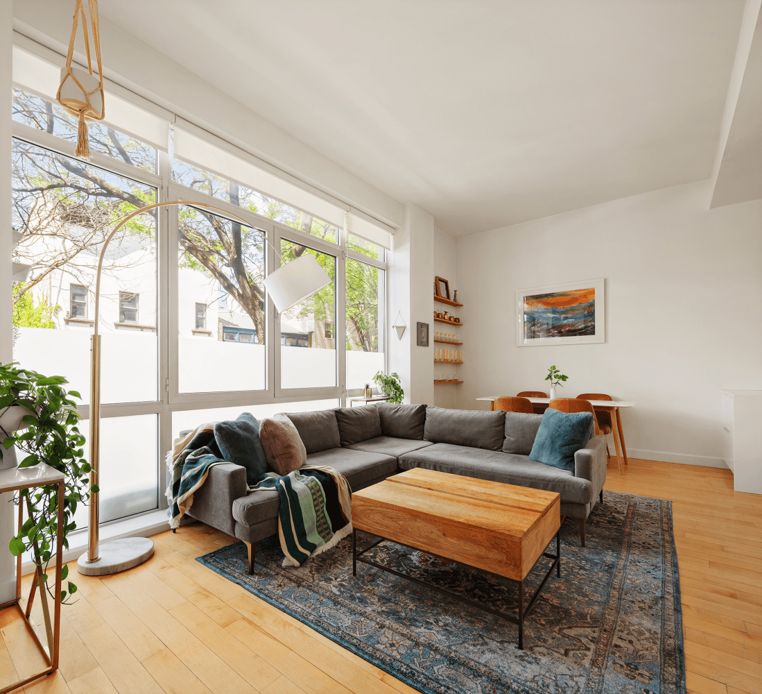 Welcome to Unit 1G at The Aria, where loft like scale on a quiet, tree lined street blend with exceptionally low common charges and a 421 A tax abatement through ...