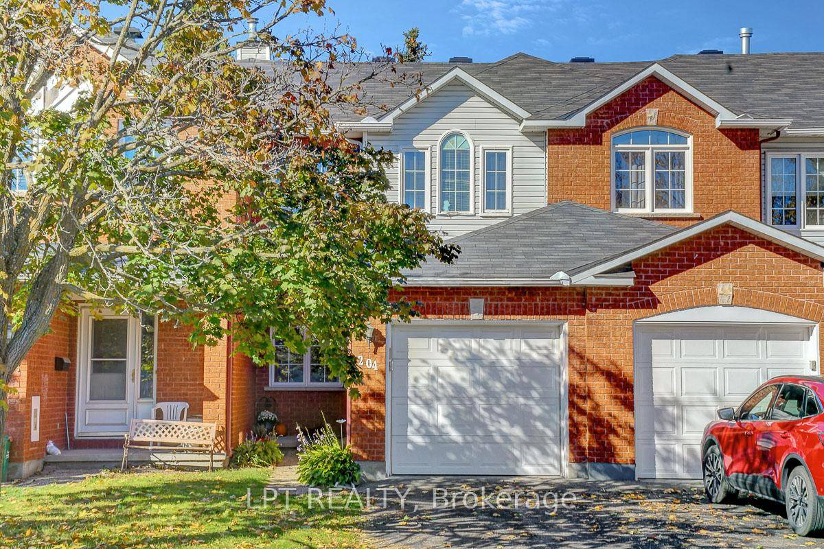 Welcome to this beautifully maintained 3 bedroom, 2 bathroom freehold townhome in sought after Hunt Club Park.