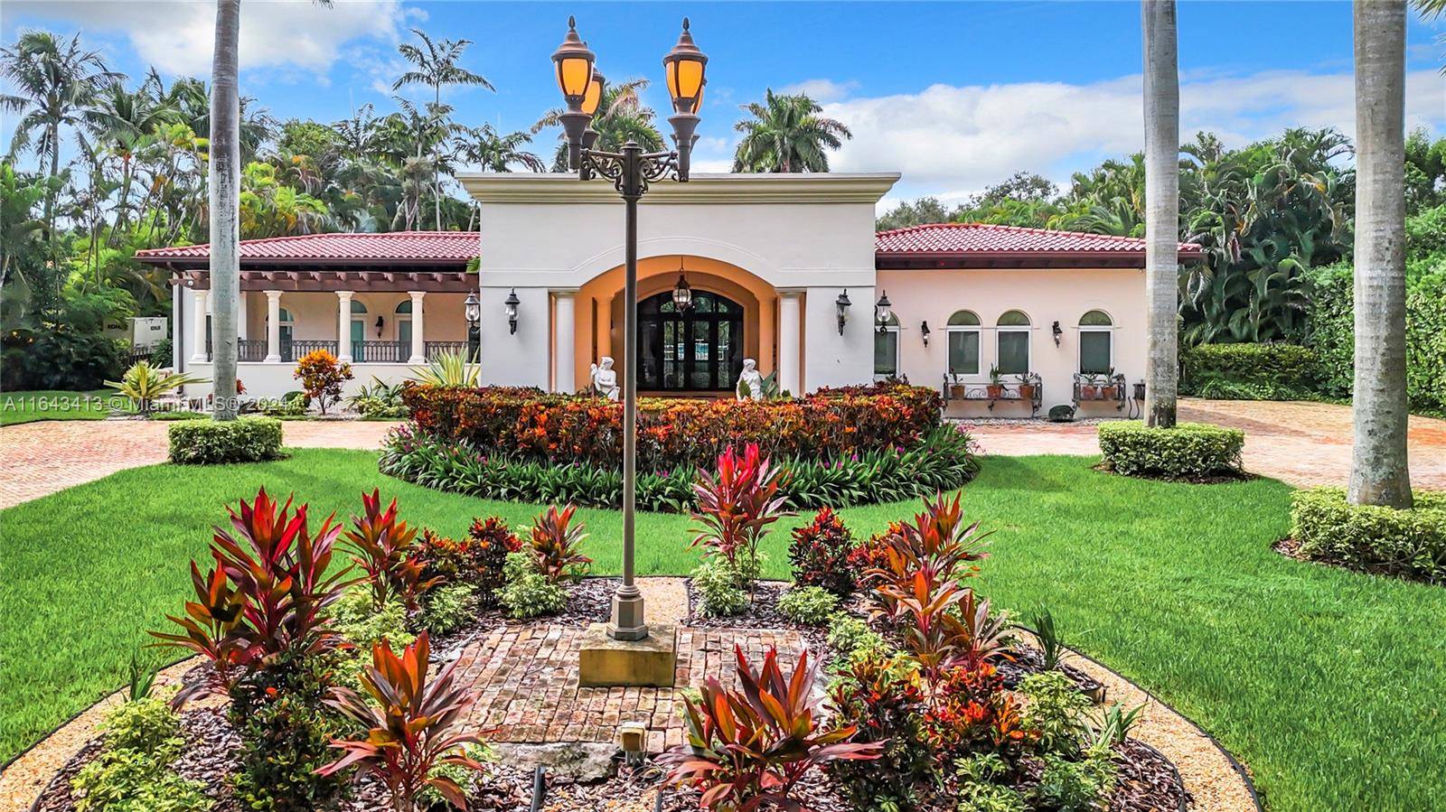 Tuscan inspired masterpiece, better than new !