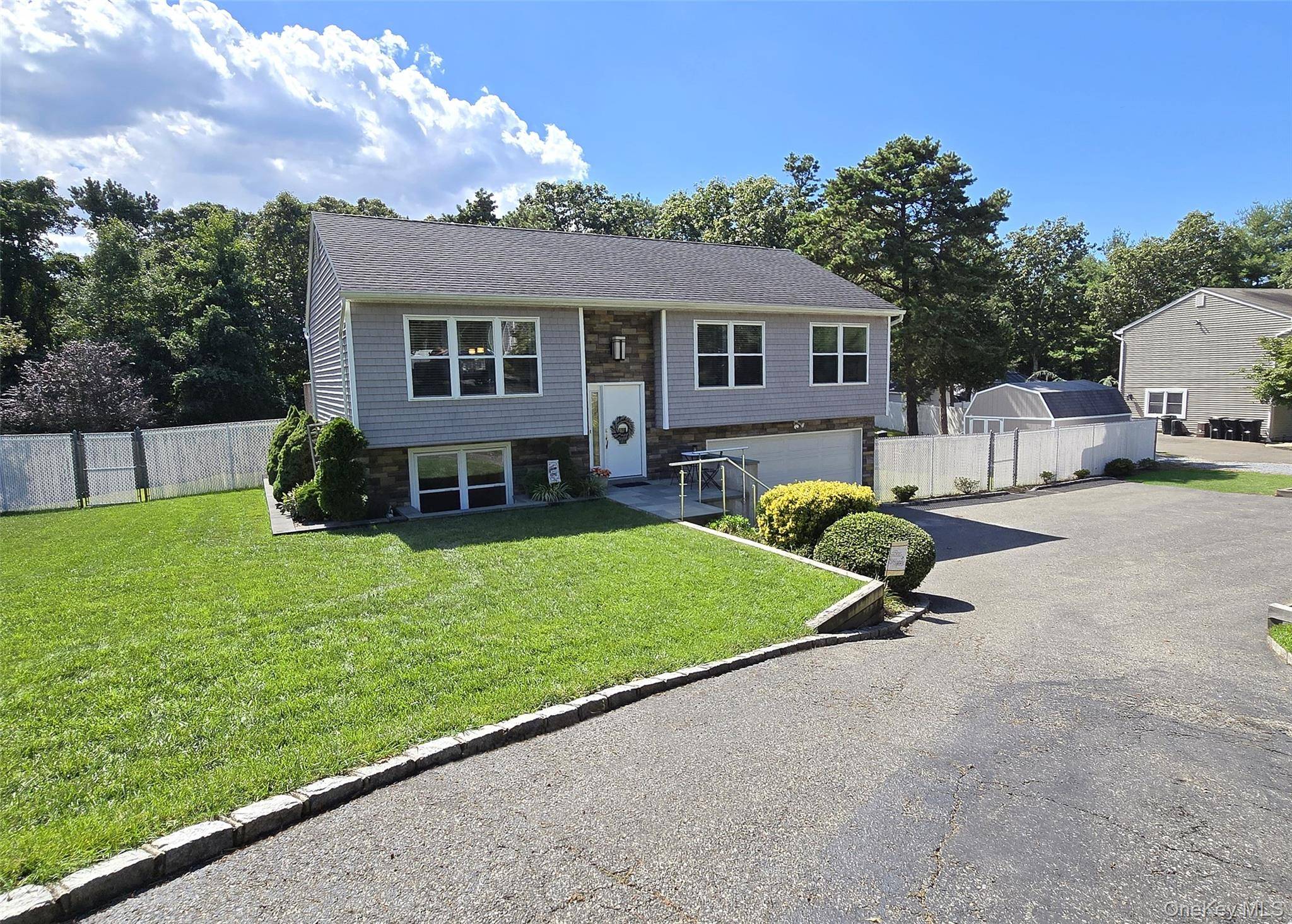 Welcome to 8 Heather Court Middle Island !