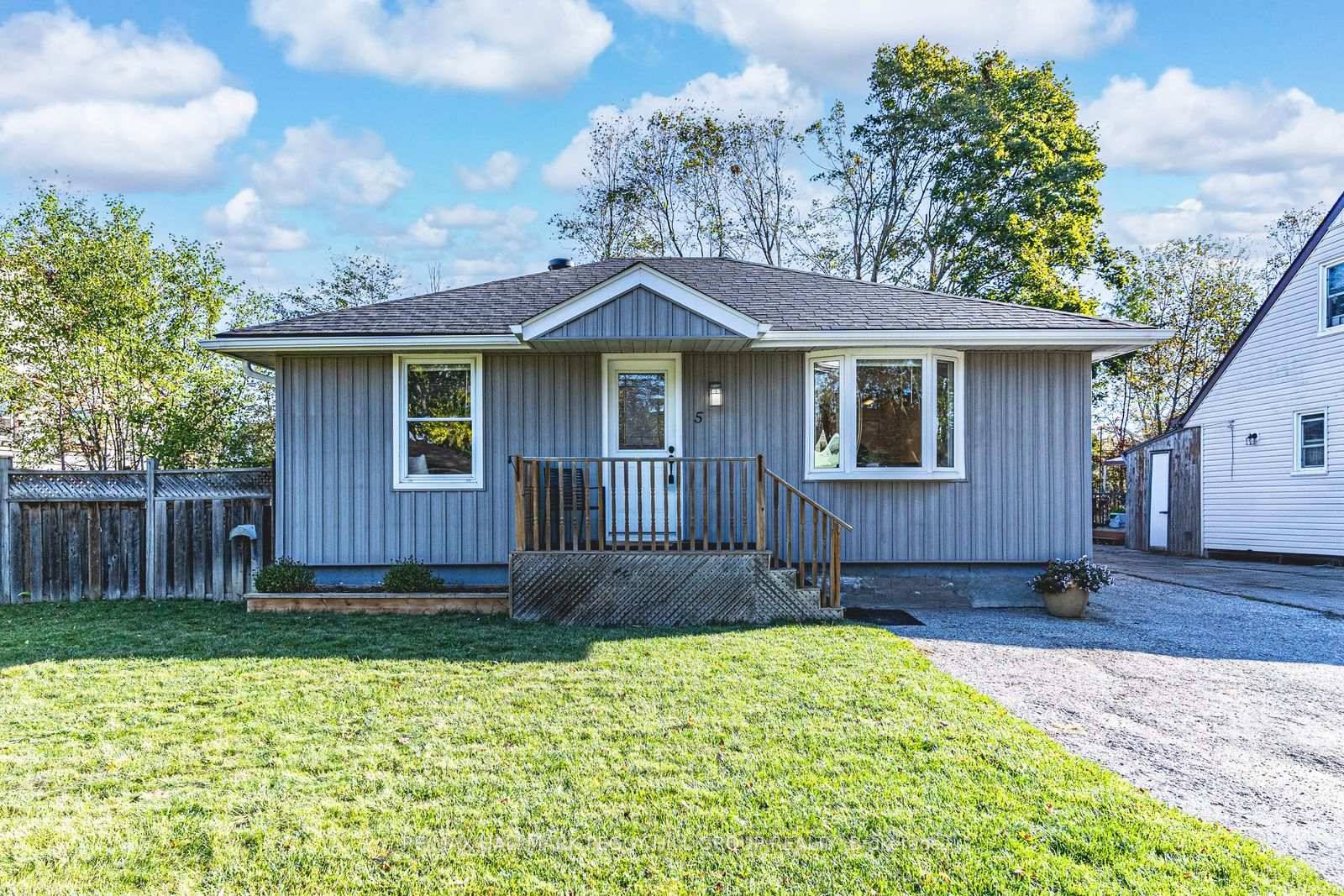 CHARACTER FILLED EAST END BUNGALOW WITH MODERN UPDATES, A DETACHED GARAGE amp ; BACKING ONTO A SCHOOL !