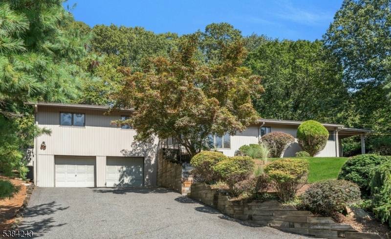 Welcome to 12 Hannah Road in the sought after Dogwood section of Oakland.