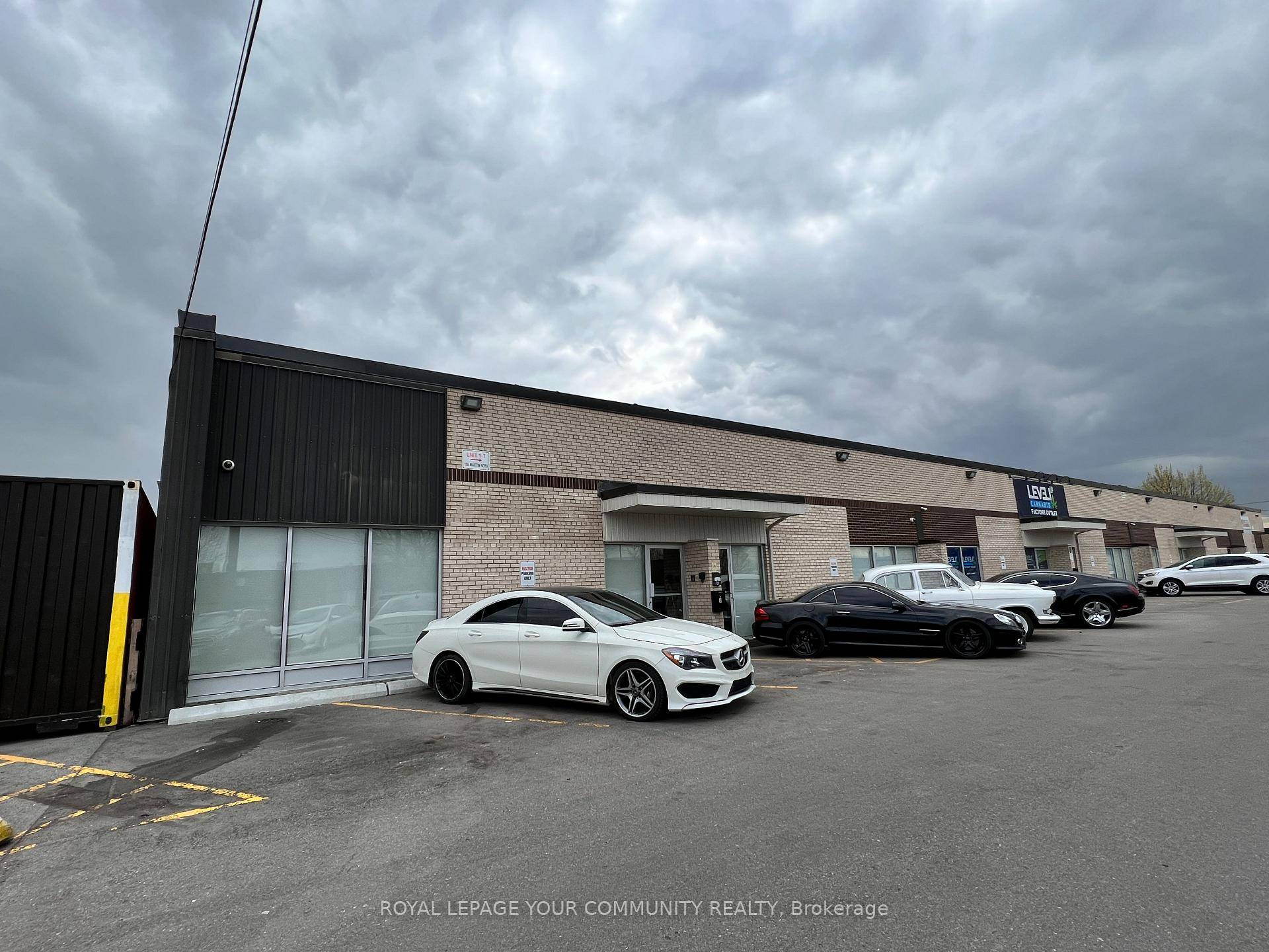 NEW NEW NEW unit ! A great landlord is offering a newly built office with new rooftop heating and AC, new plumbing and electrical with LED lighting in the warehouse.