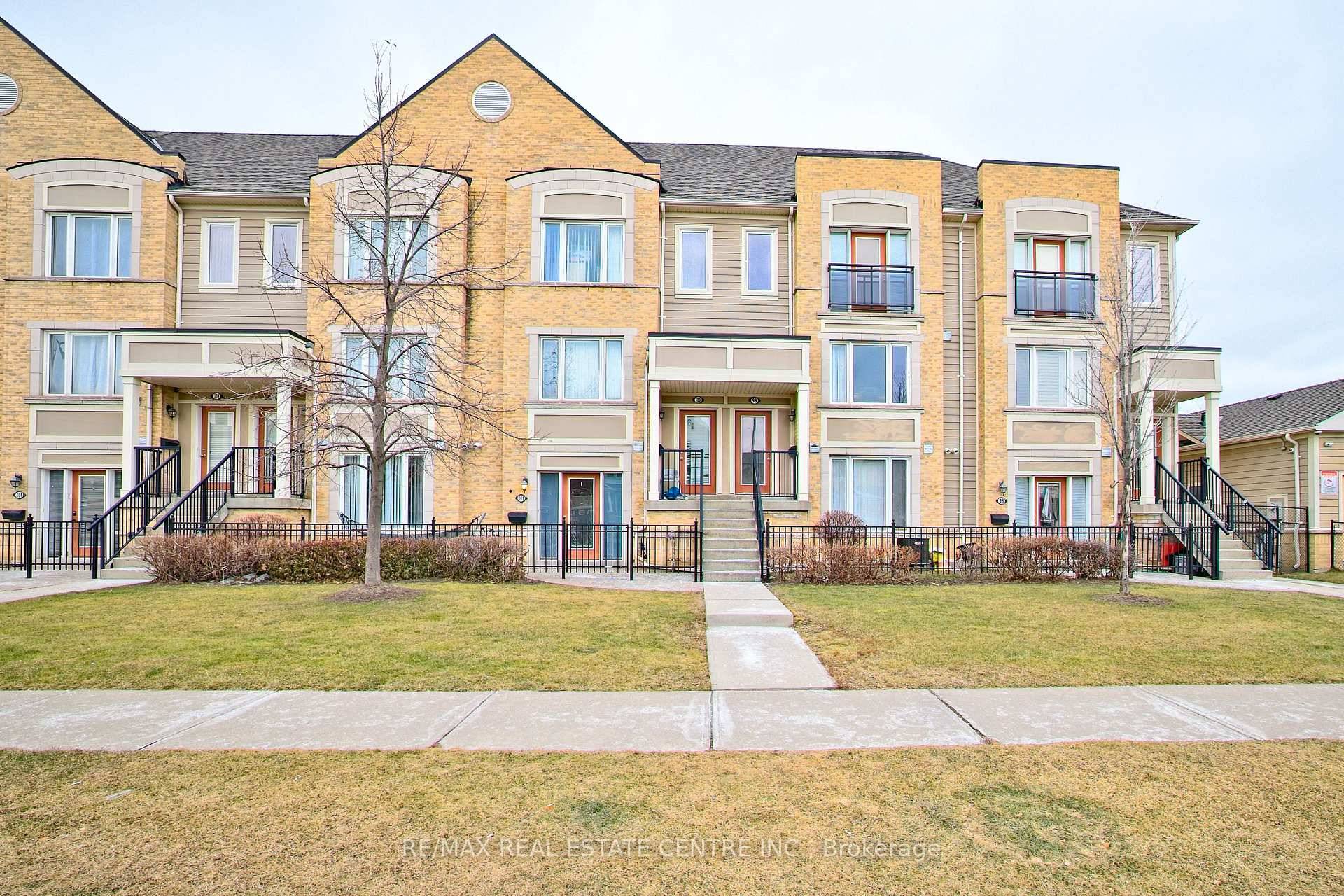 Welcome to this beautiful 2 bedroom, 3 bathroom, Condo townhouse in the sought after community of 60 Fairwood Circle, Brampton.