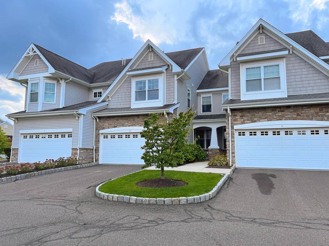 Welcome to the sought after Timber Oaks tri level townhouse !