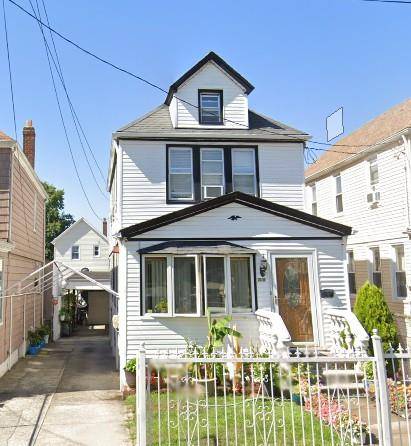 Welcome to this charming home located in the desirable Queens 29 school district !