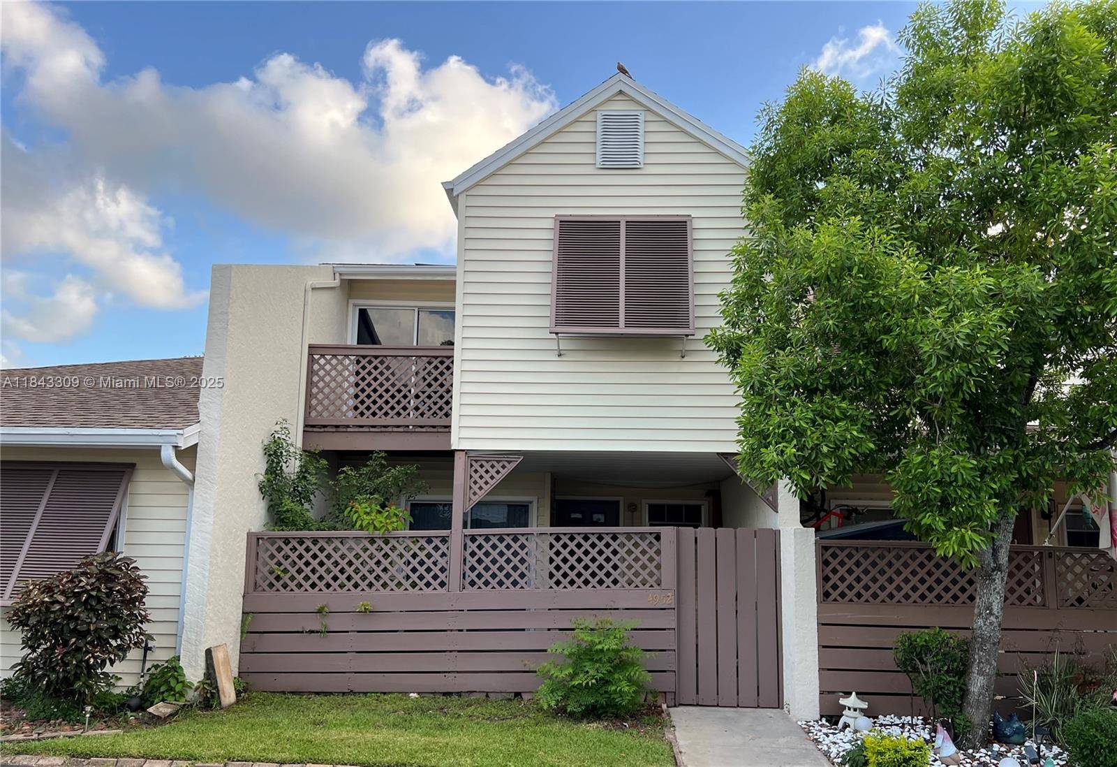 Oversized Key West style townhome 2 bedrooms, 2 1 2 bathrooms with an office, brand new kitchen, brand AC unit, brand new porcelain tile floor.