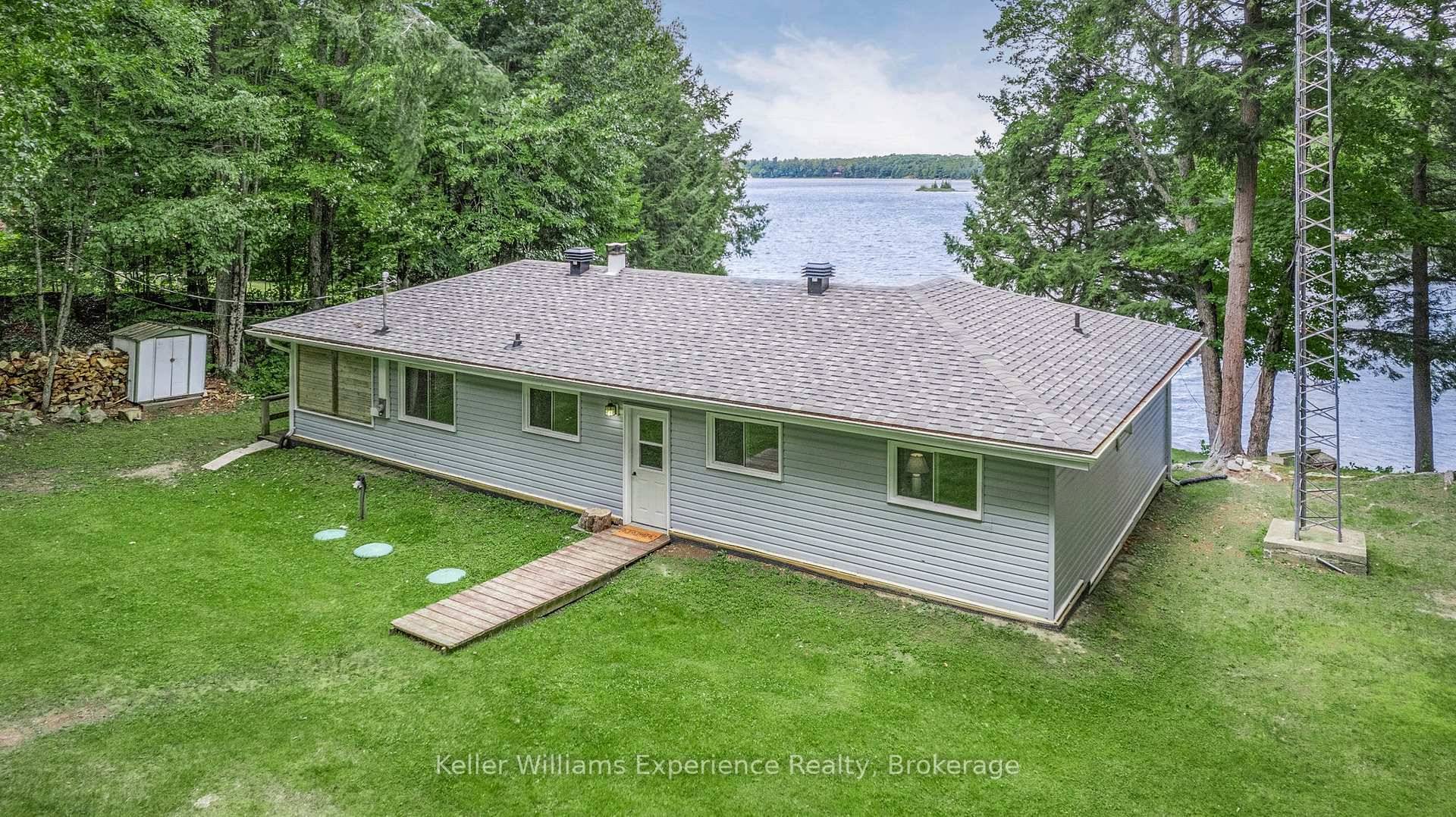 AMAZING WATERFRONT VIEWS on McKay Lake, Bracebridge, Muskoka !