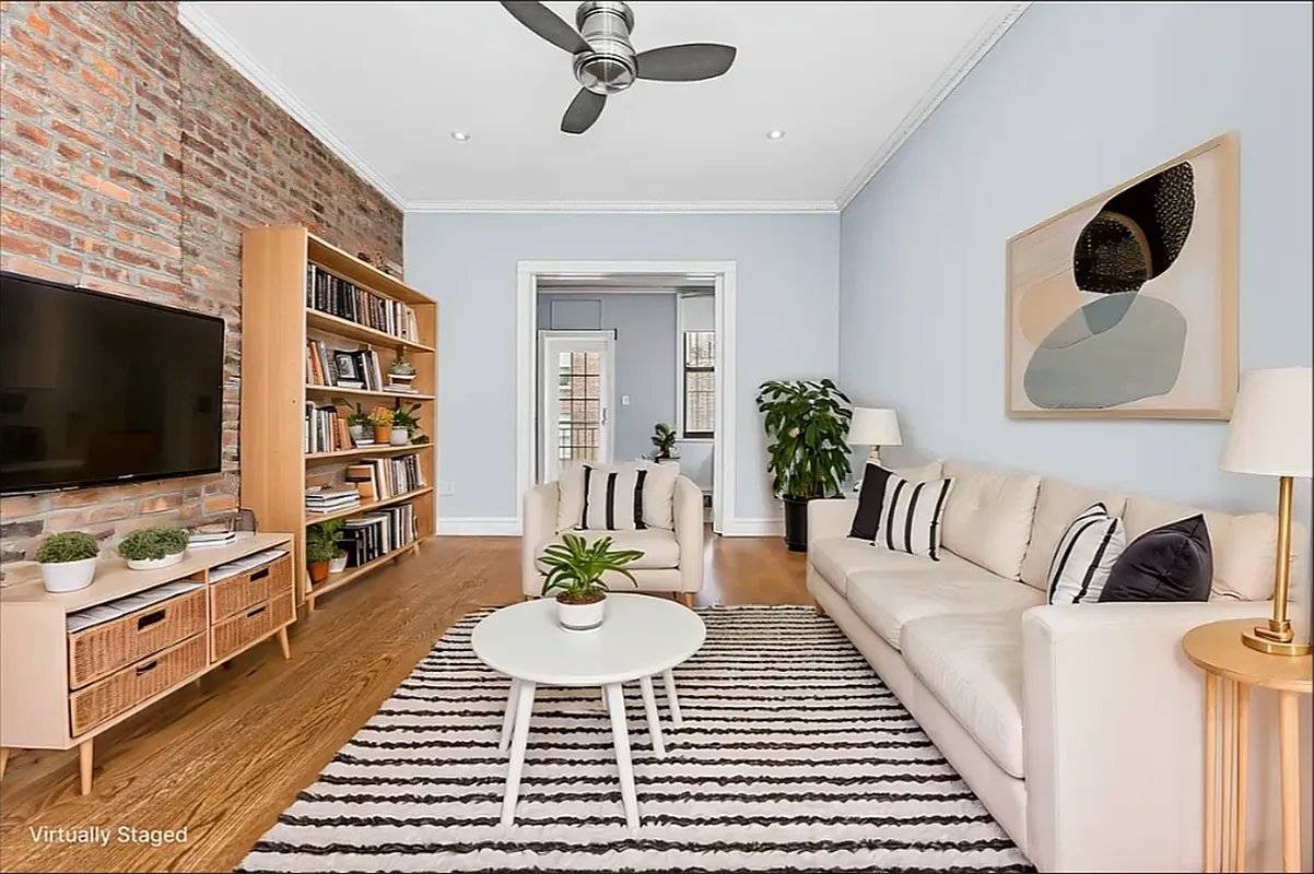 Luxurious Penthouse Duplex with Private Roof DeckExperience elevated living in this beautiful newly renovated 1 bedroom penthouse duplex with a private roof deck.