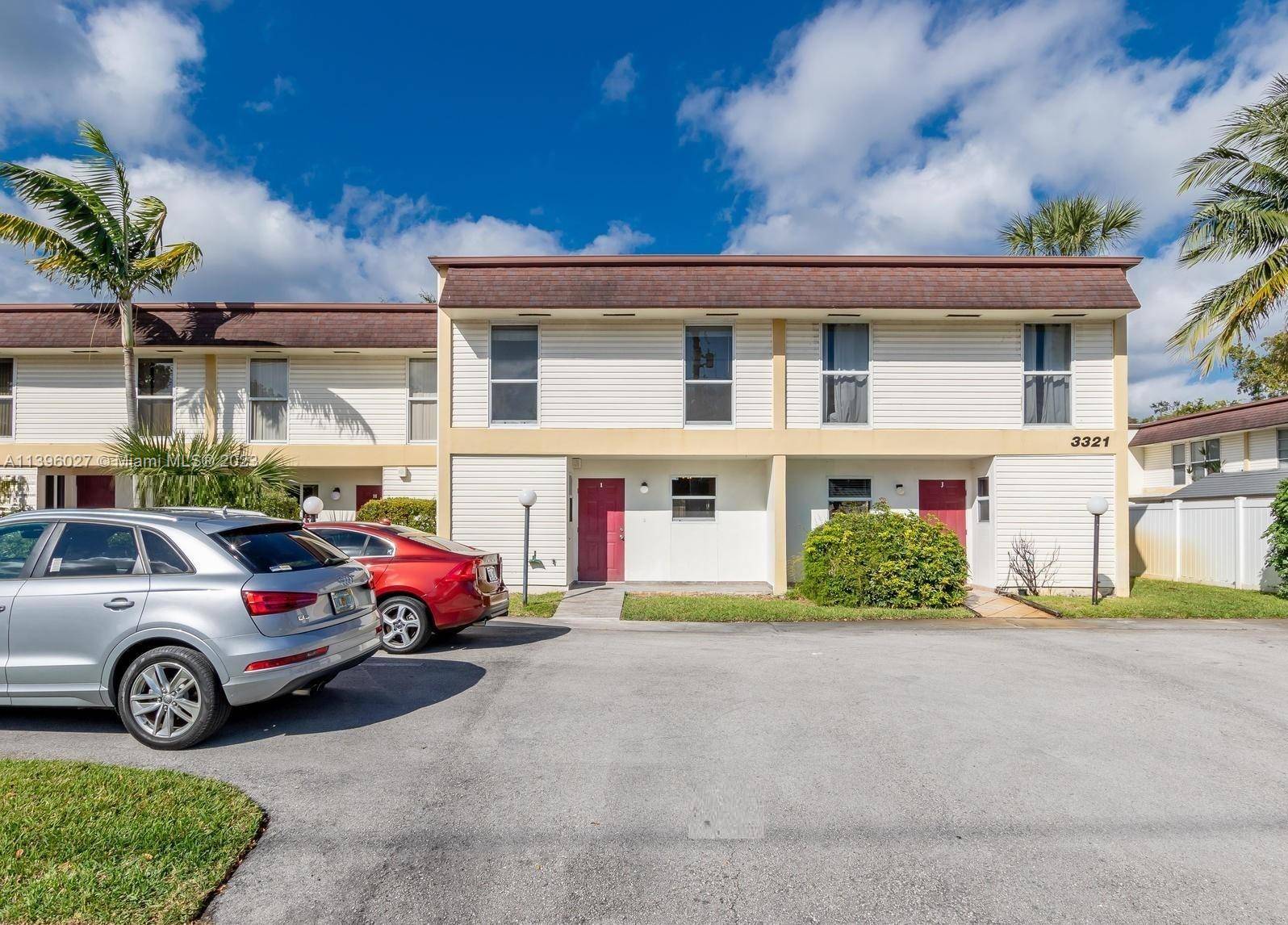 3 2 ON A GREAT LOCATION. EXCELLENT SCHOOLS, WALK DISTANCE TO SHOPPING CENTER AND PARK.