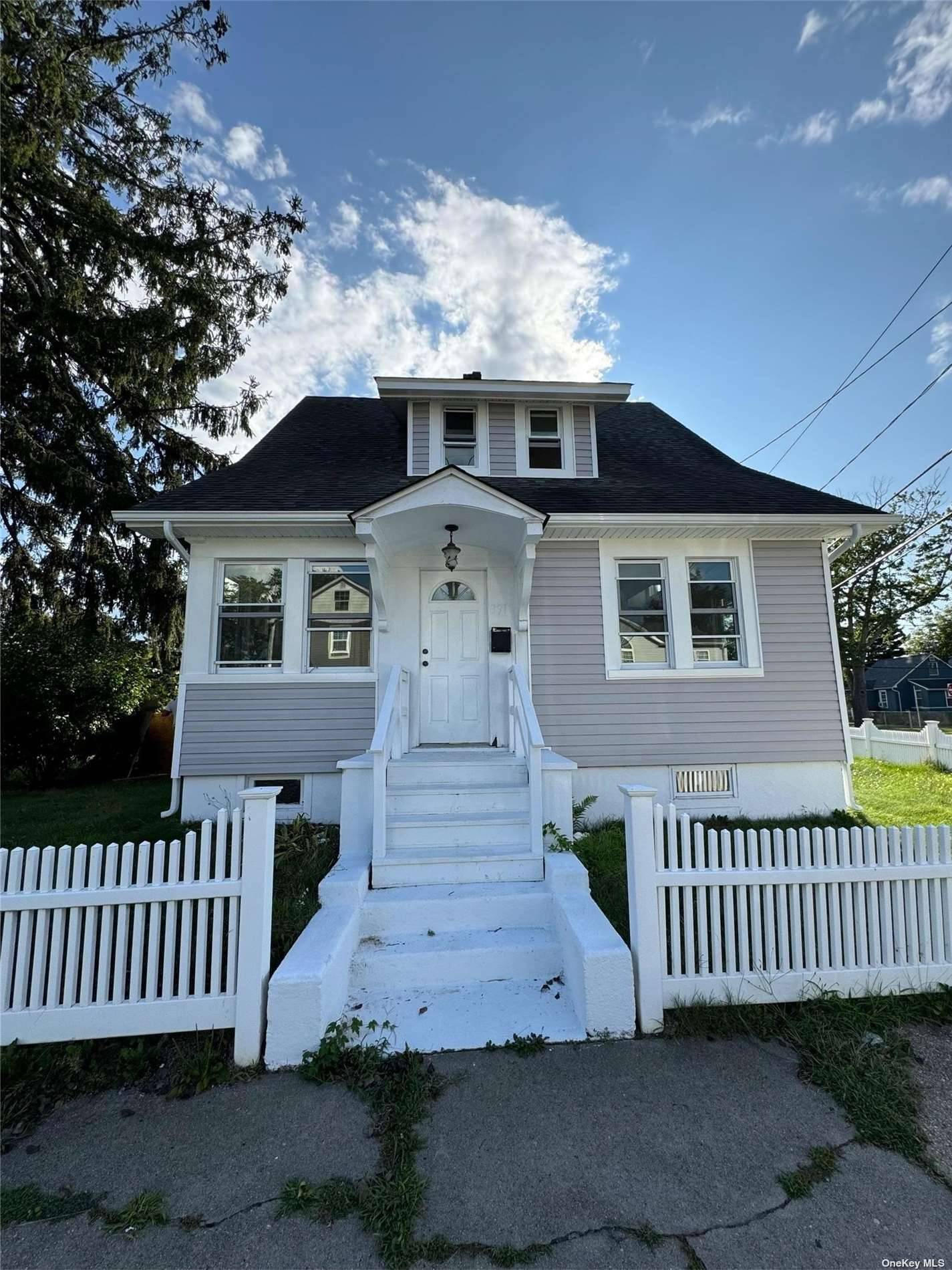 New vinyl siding and Lucy vinyl floors !