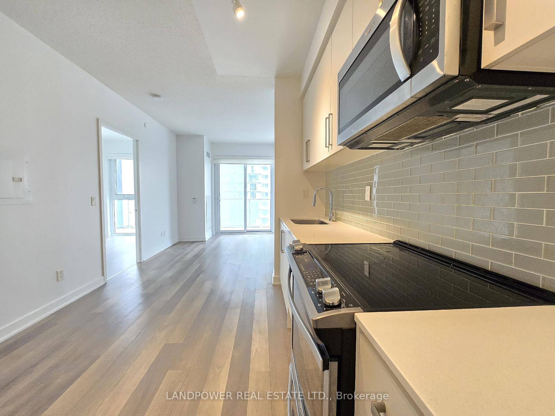 Welcome to Beacon Condos, the Highly Sought Residence Situated at Willowdale Within the Heart of North York, this 1 Bedroom Gem Boasts 9 Feet Ceilings with an Open Concept Layout.